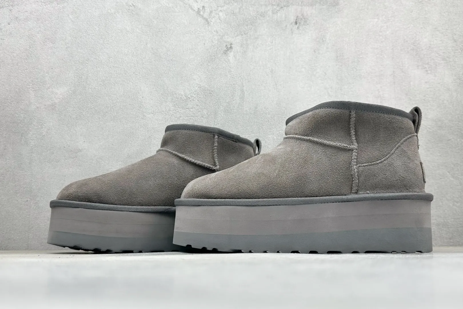🐲💰 520 supports store placement. The top version on the market is UGG sheepskin snow boots. Mini thick-soled short-tube 5cm. Xiaohongshu’s hot model. Produced by a major foreign trade factory in Guangzhou. Genuine sheepskin from toe to insole. Independent outer box packaging. Chip. Waterproof technology. Different from any version on the market. 5cm thick sole. Independent original development of outsole. Cashmere insole. Keep warm in winter. It is a very suitable choice for home use. In the new year, uug launches a style series. Partly catered to the preferences of young consumers, it has also moved to the forefront of fashion trends. Shoe body material: water-repellent coated suede upper, 17 mm UGGPURE™ implanted wool insole, lightweight non-slip comfortable rubber outsole, brand LOGO trademark, complete package, item number: 1135092, size: 35 36 37 38 39 40